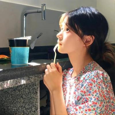 当红小花被曝深夜共进晚餐，前后半年私人会所画面流出